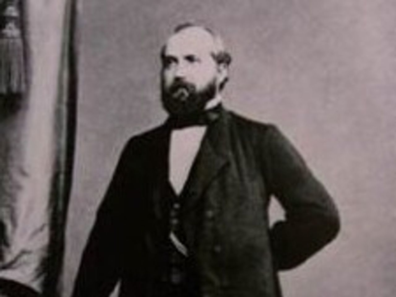 一张卡尔·鲁兹的黑白照片。