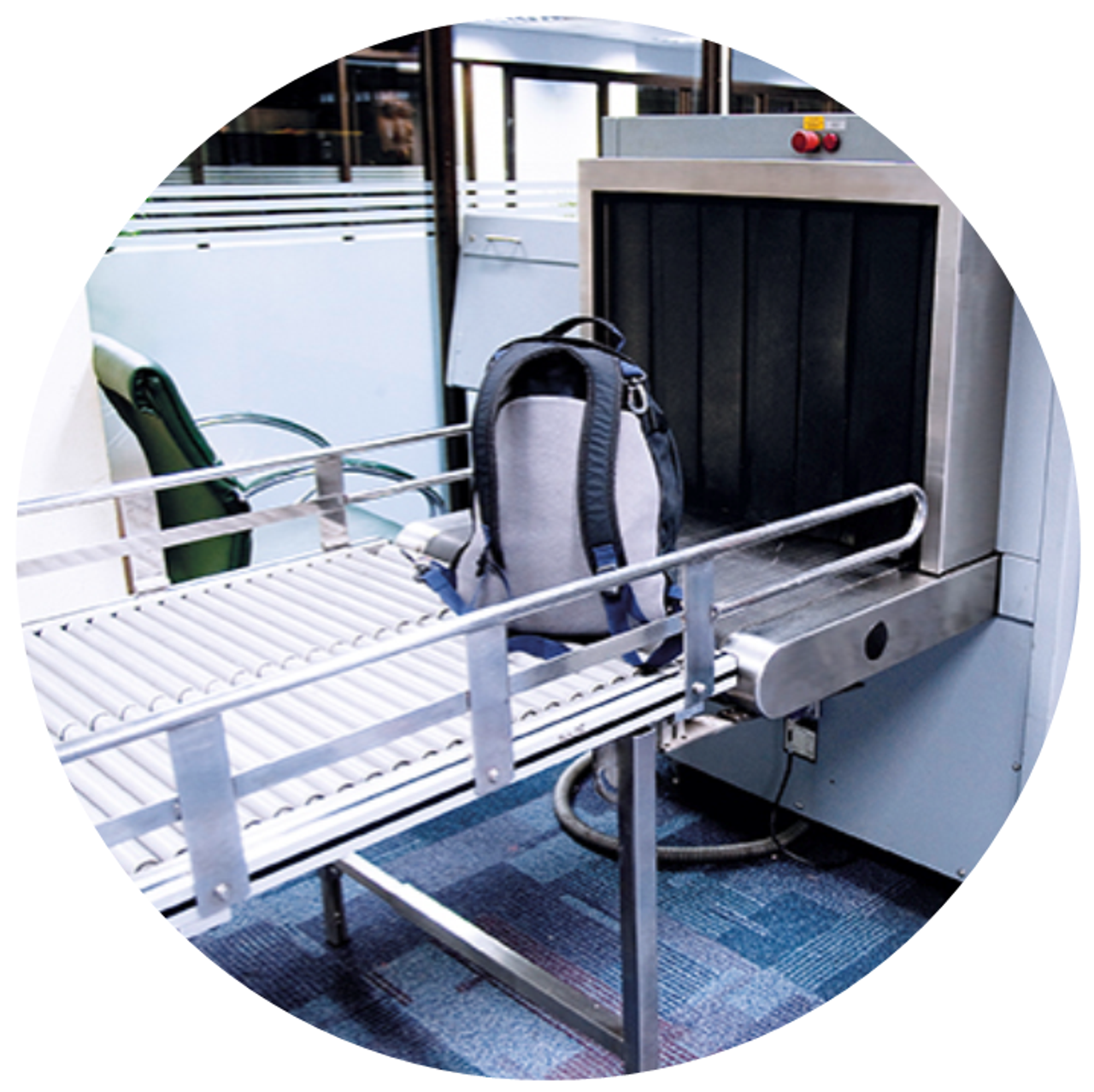 Una mochila pasa por un escáner de equipajes