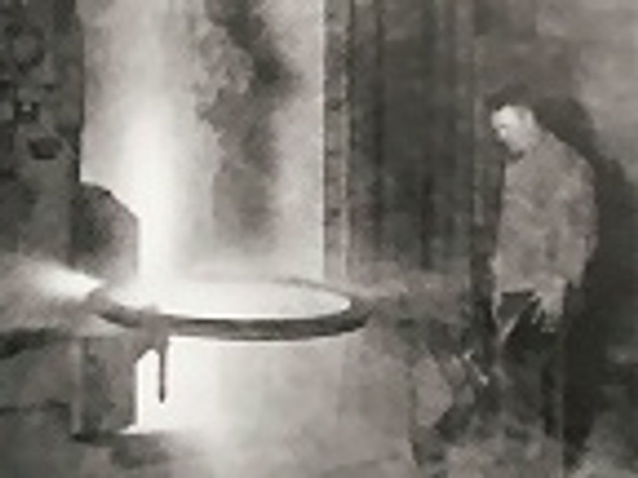 一支在熔焊的转向轮辋环的黑白照片