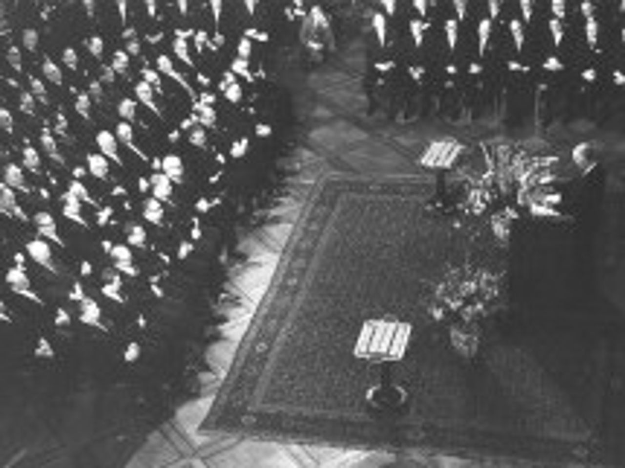 在Hoesch AG和Dortmund-Hörder-Hüttenunion AG合并时，几个穿西装的男人聚在一起。