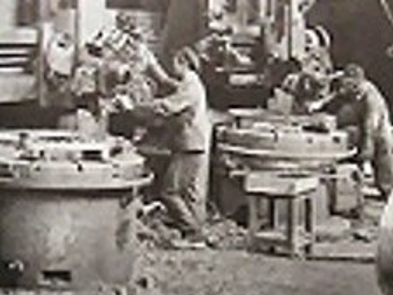 回转支承生产的黑白照片。照片来自德国的工业化部门。