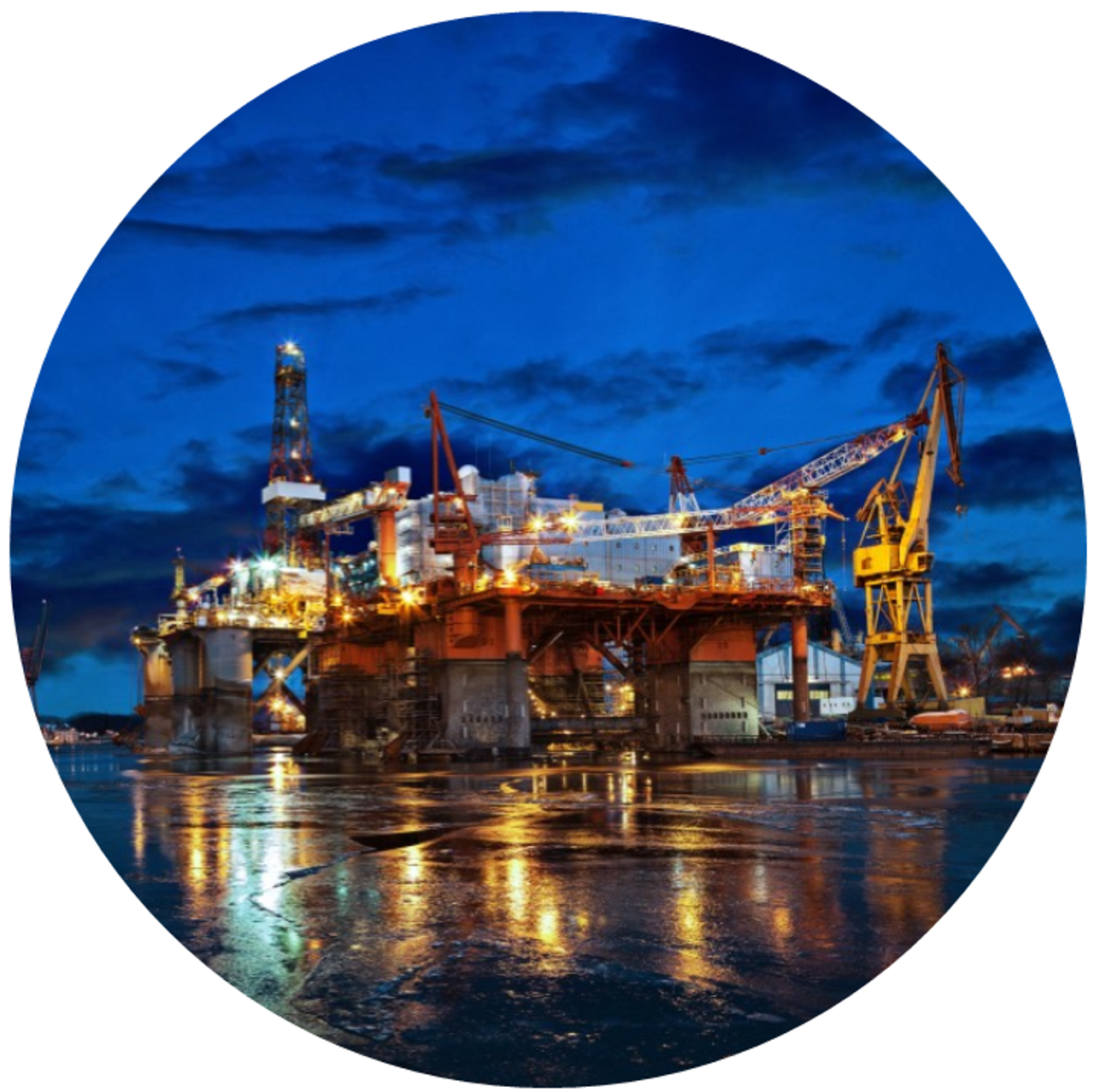Navio à noite, com exposição no mar com guindastes. 