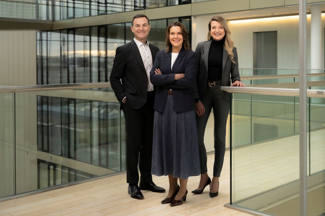 Management of Rothe Erde standing next to each other, smiling