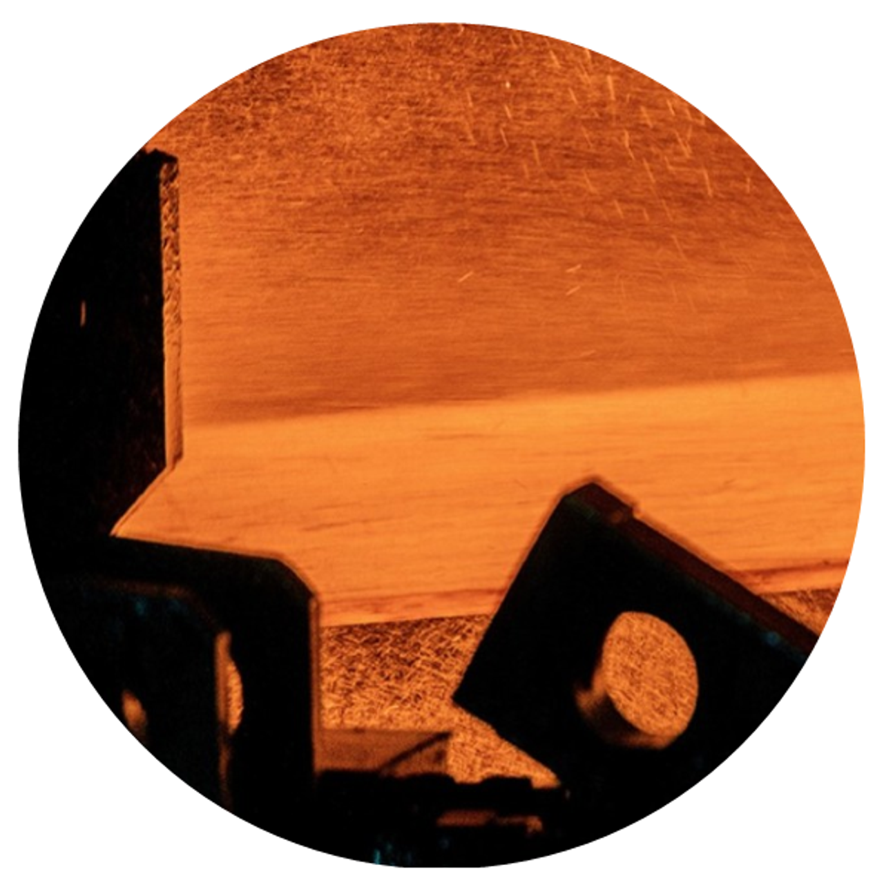 Hüttenwerk in orange-rot glühend