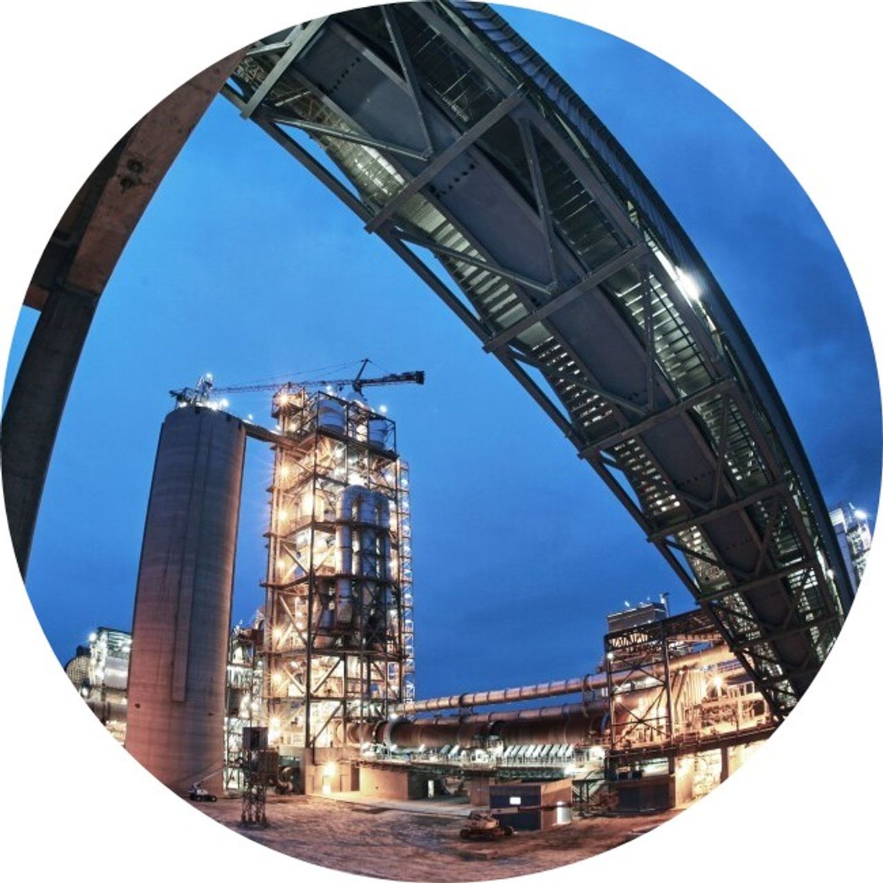 Una planta industrial a oscuras
