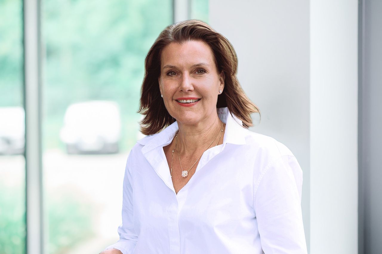 Žena, usmievavá, biela košeľa, čierny blejzer