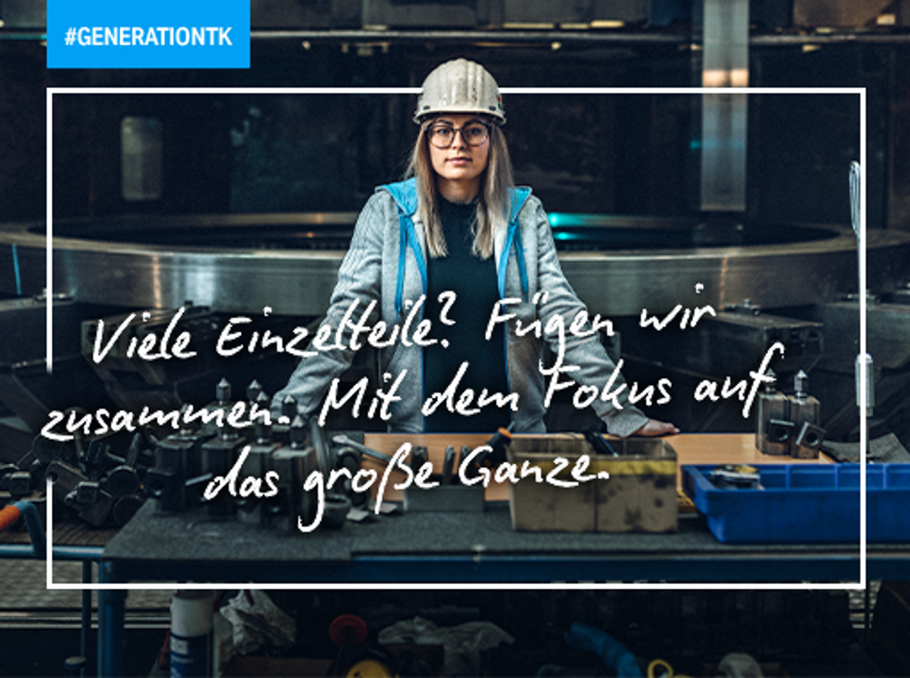 Mann mit Brille, arme überkreuzt, im Werk