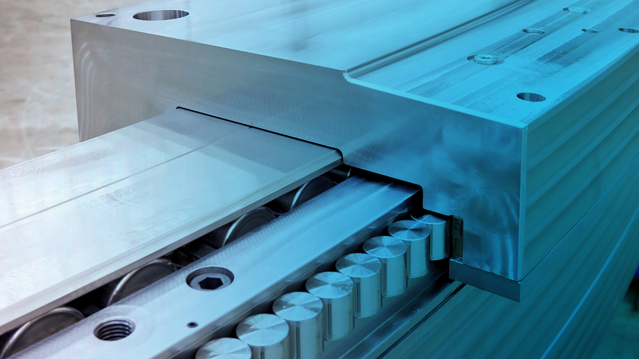 Nahaufnahme eines präzisionsgefertigten segmentierten Rollenlagers mit modularen Laufbahnsegmenten und zylindrischen Wälzkörpern