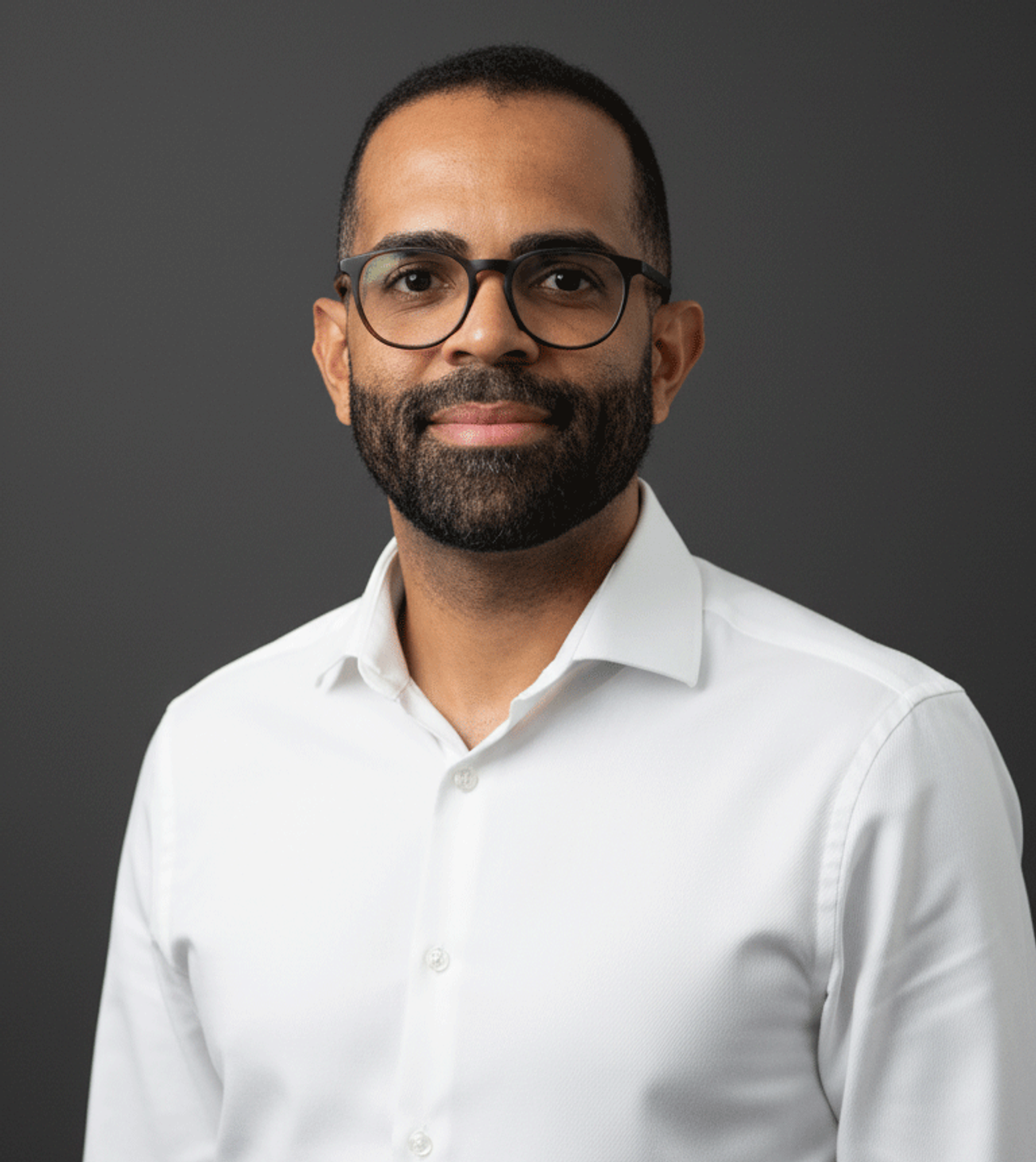 Homem de camisa branca, usa óculos